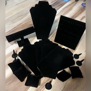 21 piece black velvet jewlery displays..